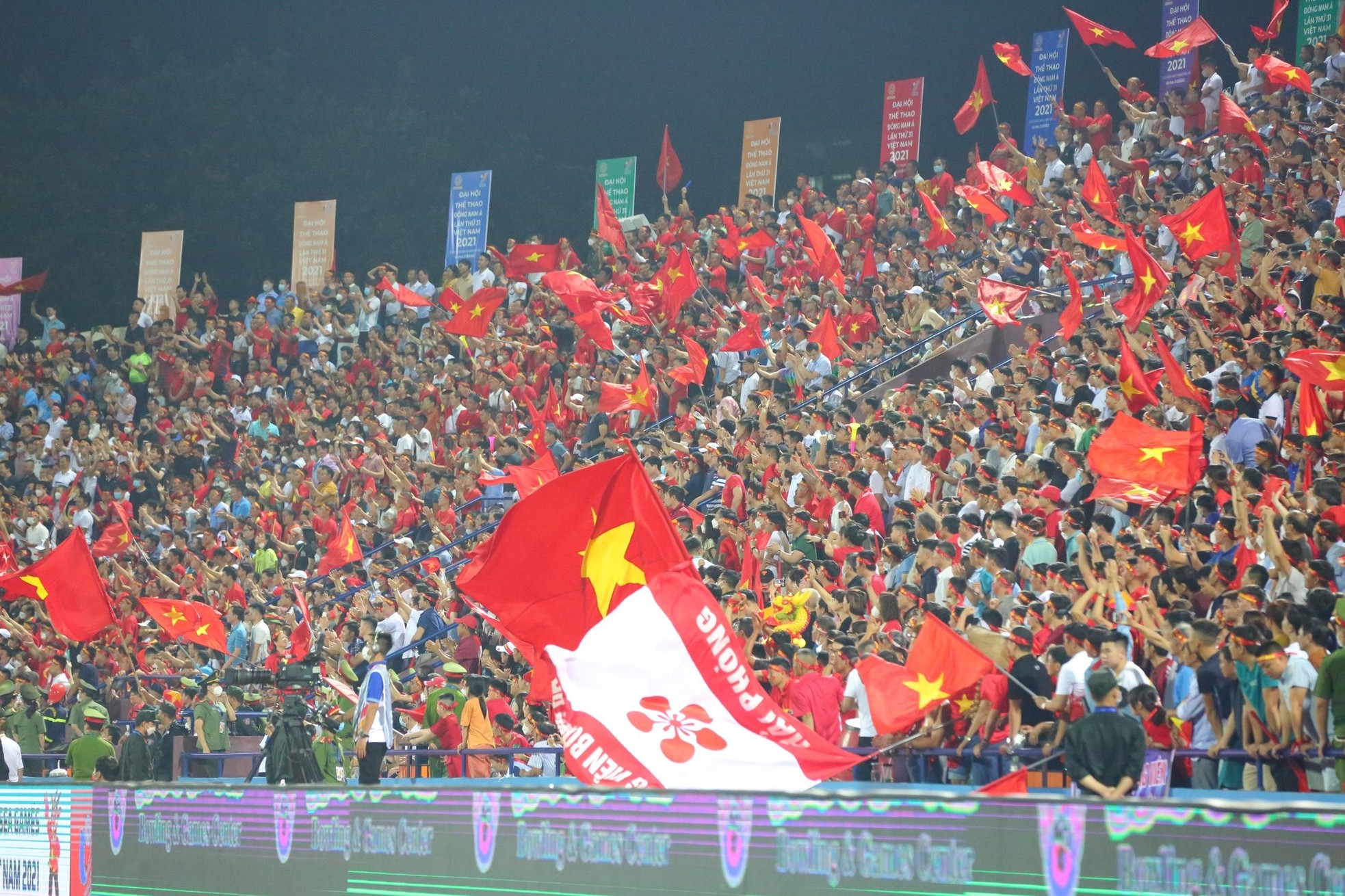 Sân vận động Việt Trì bùng nổ với chiến thắng của U23 Việt Nam ảnh 15