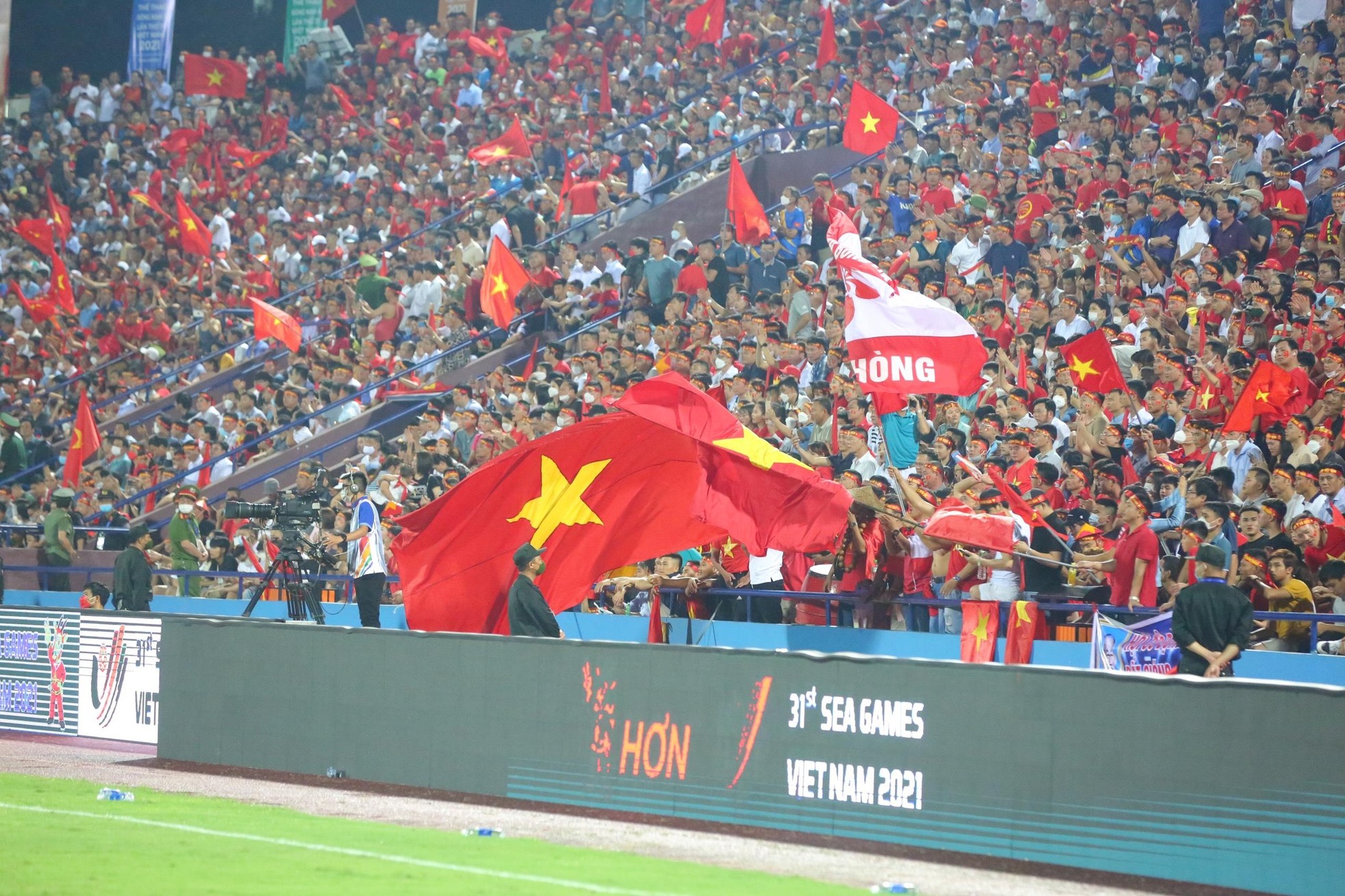 Sân vận động Việt Trì bùng nổ với chiến thắng của U23 Việt Nam ảnh 16
