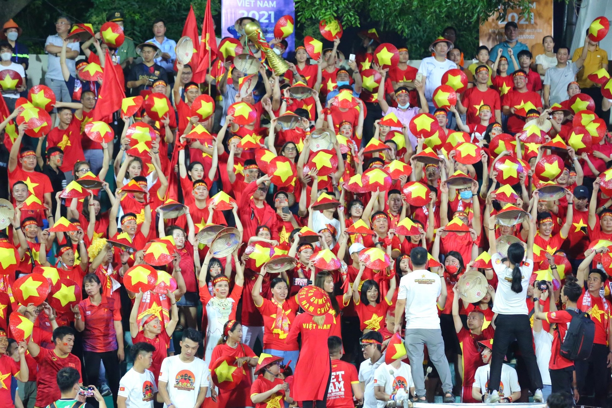 Sân vận động Việt Trì bùng nổ với chiến thắng của U23 Việt Nam ảnh 17