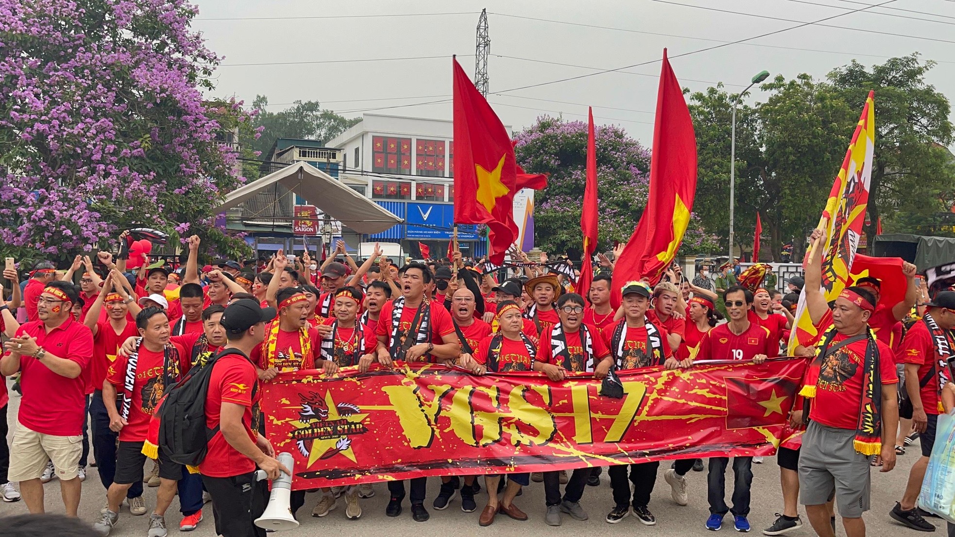 Người hâm mộ 'nhuộm đỏ' sân Việt Trì, tiếp lửa cho U23 Việt Nam đấu Malaysia ảnh 6