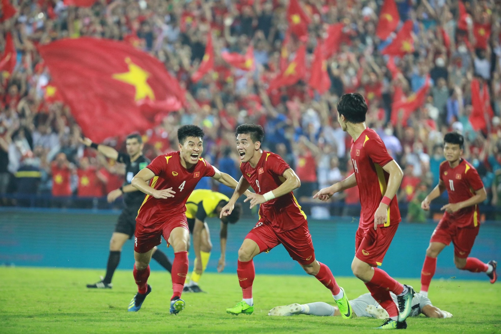 Sân vận động Việt Trì bùng nổ với chiến thắng của U23 Việt Nam ảnh 2