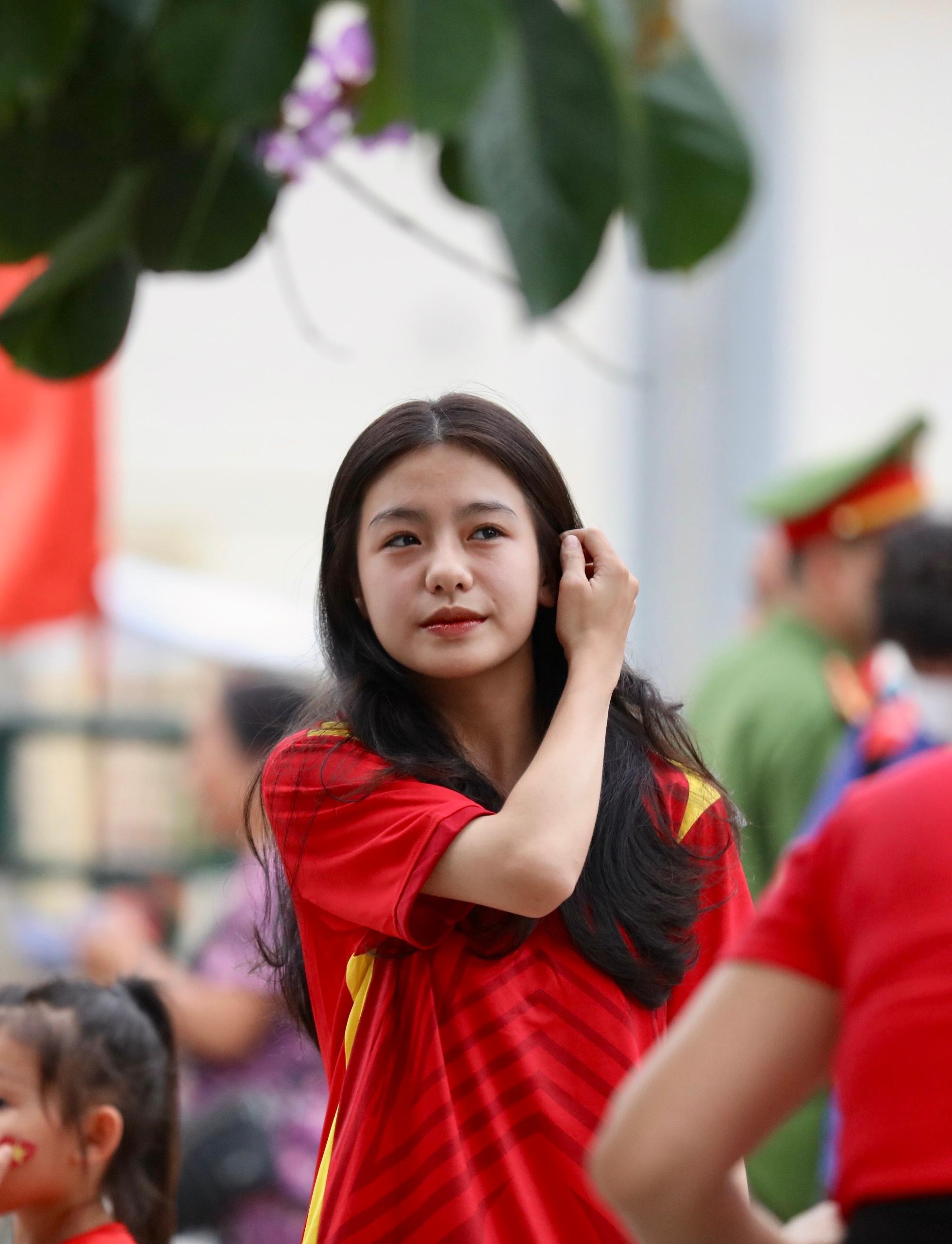 Người hâm mộ 'nhuộm đỏ' sân Việt Trì, tiếp lửa cho U23 Việt Nam đấu Malaysia ảnh 12