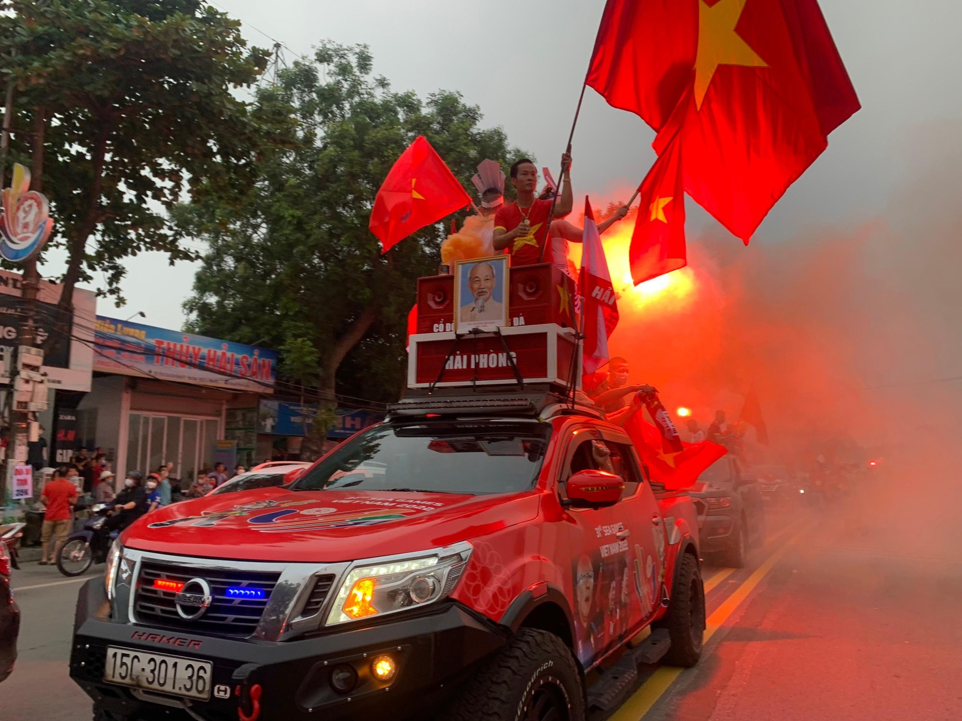 Người hâm mộ 'nhuộm đỏ' sân Việt Trì, tiếp lửa cho U23 Việt Nam đấu Malaysia ảnh 16