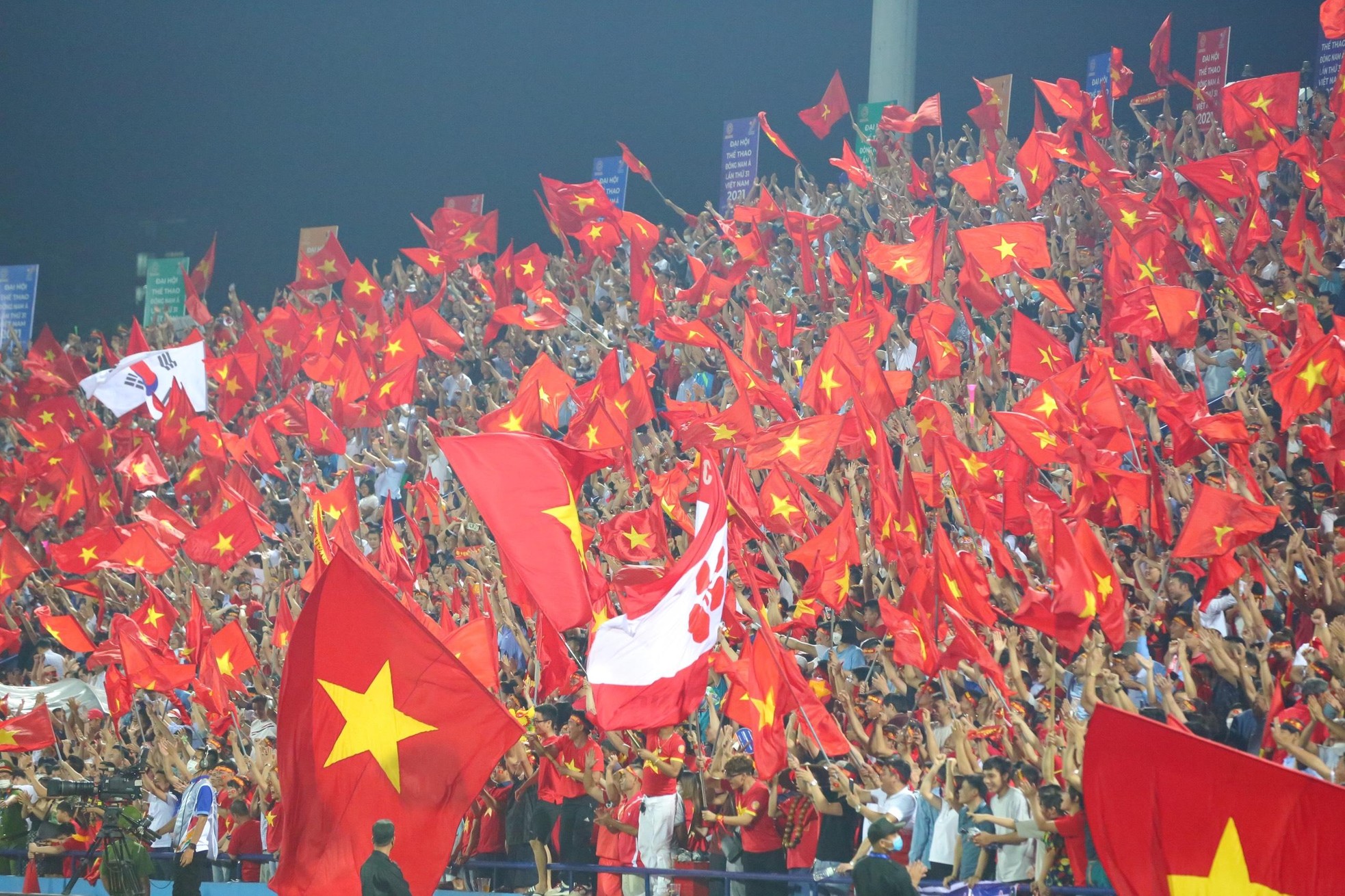 Sân vận động Việt Trì bùng nổ với chiến thắng của U23 Việt Nam ảnh 20