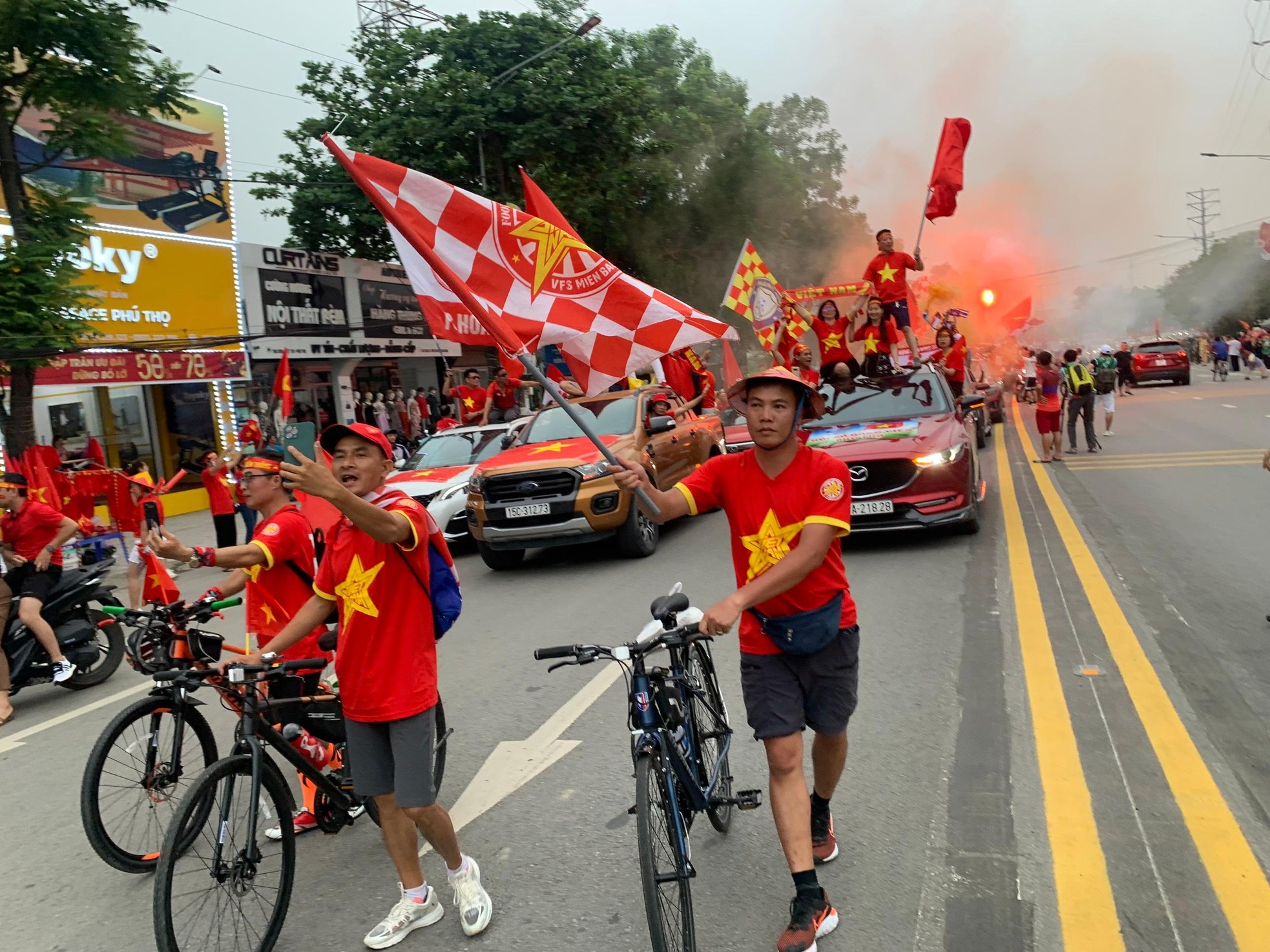 Người hâm mộ 'nhuộm đỏ' sân Việt Trì, tiếp lửa cho U23 Việt Nam đấu Malaysia ảnh 18
