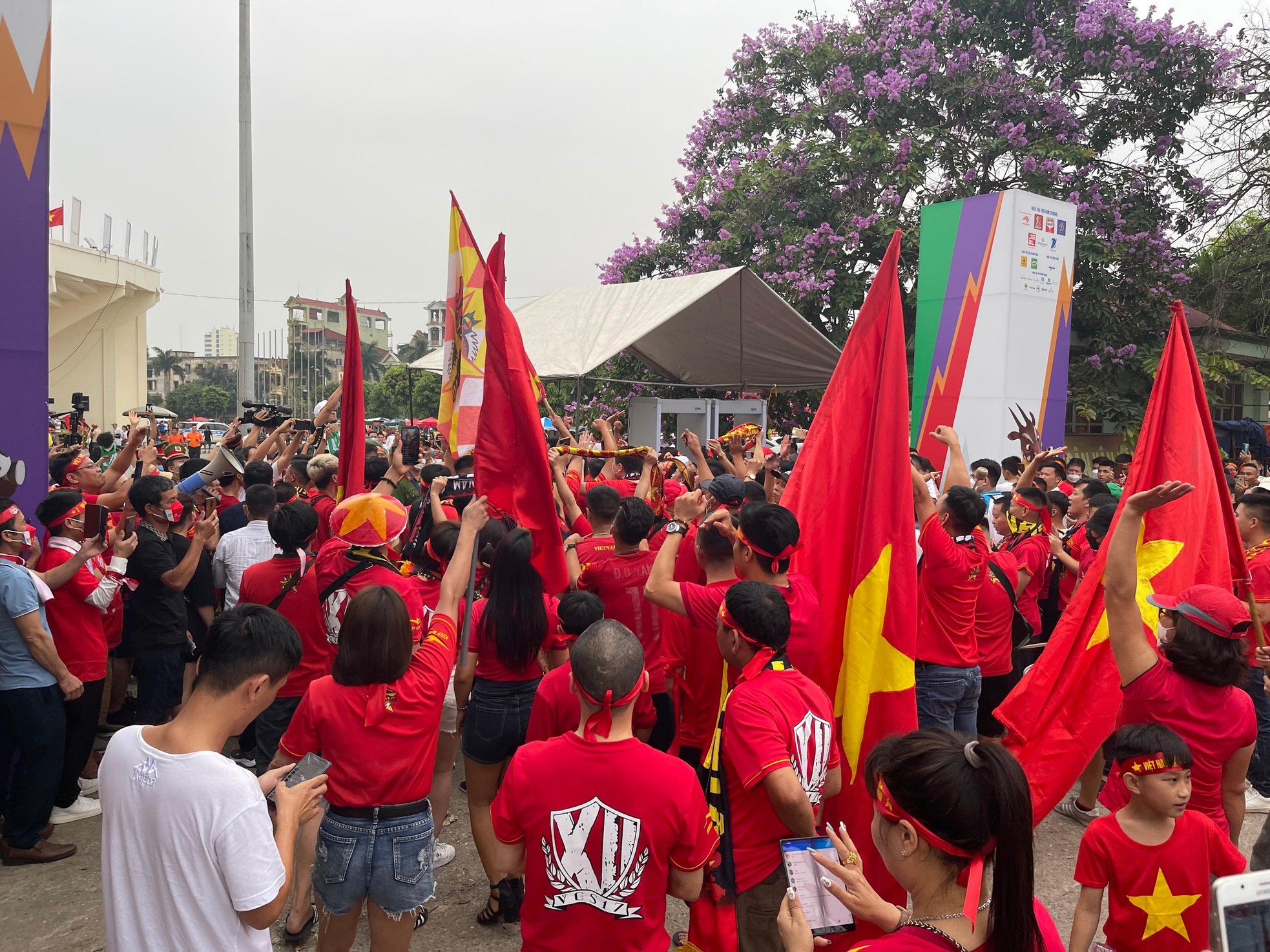 Người hâm mộ 'nhuộm đỏ' sân Việt Trì, tiếp lửa cho U23 Việt Nam đấu Malaysia ảnh 8