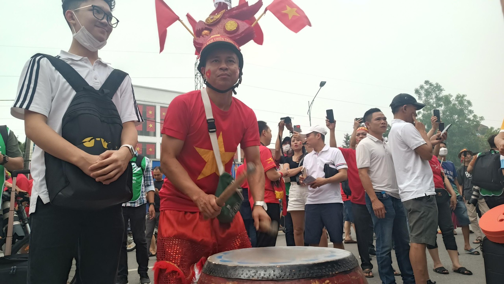 Người hâm mộ 'nhuộm đỏ' sân Việt Trì, tiếp lửa cho U23 Việt Nam đấu Malaysia ảnh 9