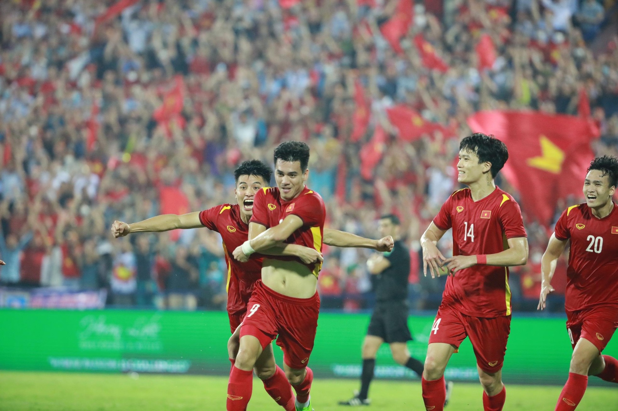 Sân vận động Việt Trì bùng nổ với chiến thắng của U23 Việt Nam ảnh 7