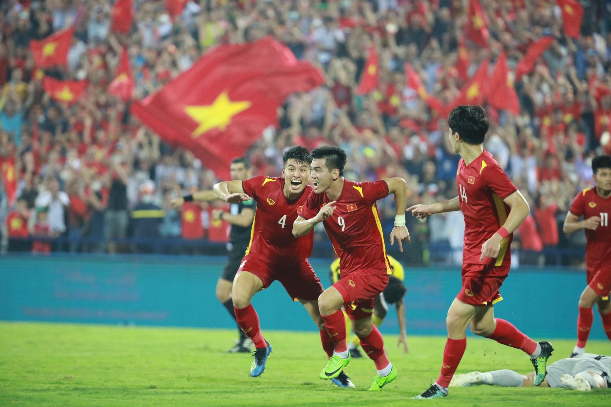 Sân vận động Việt Trì bùng nổ với chiến thắng của U23 Việt Nam ảnh 6