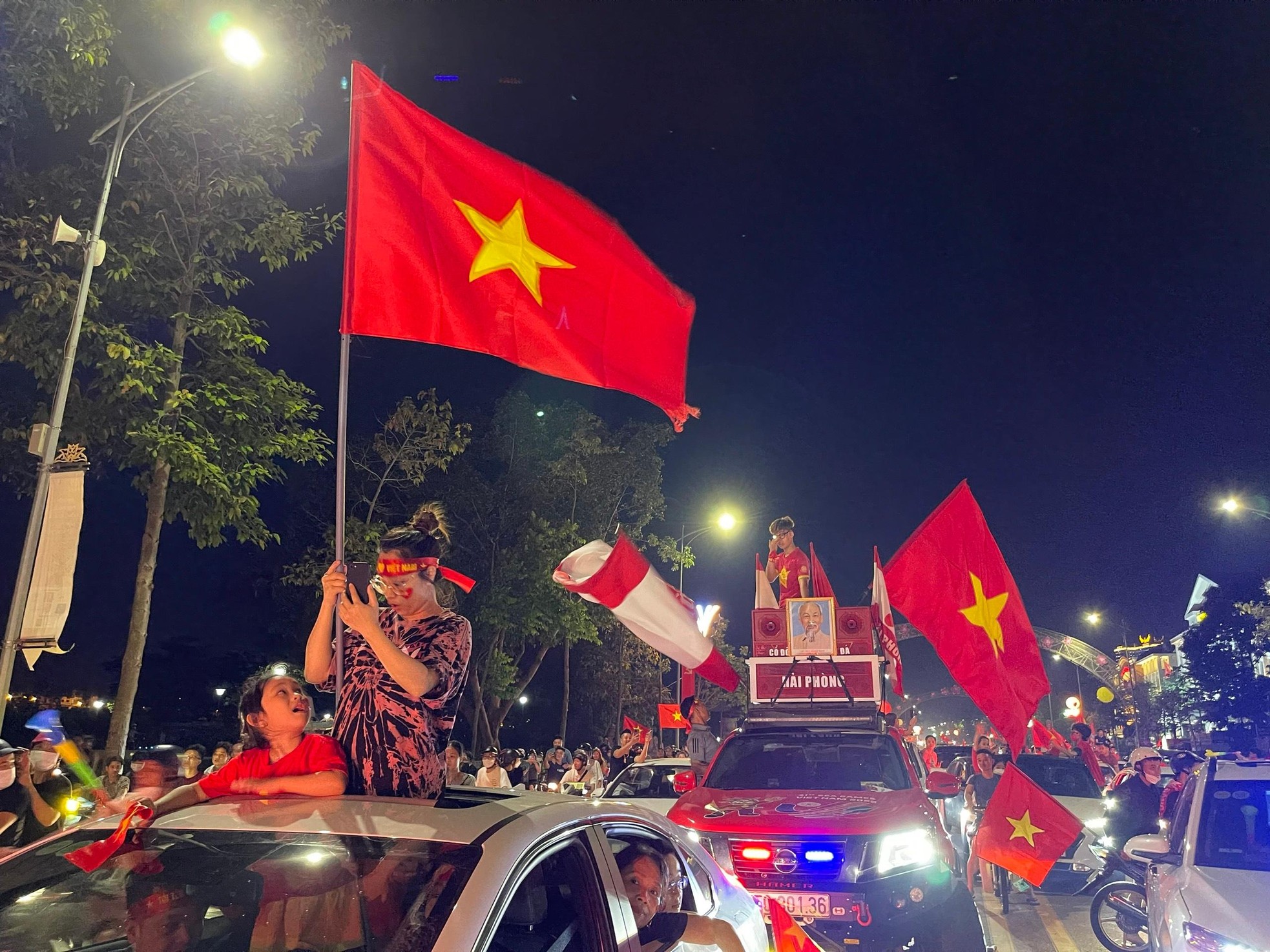 CĐV đi 'bão đêm' ăn mừng U23 Việt Nam vào chung kết SEA Games ảnh 1