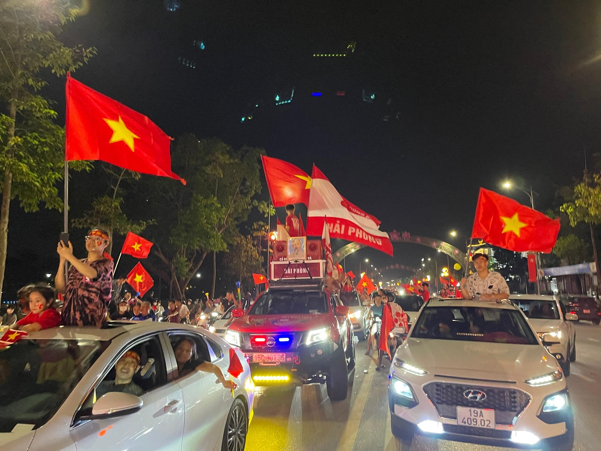 CĐV đi 'bão đêm' ăn mừng U23 Việt Nam vào chung kết SEA Games ảnh 7