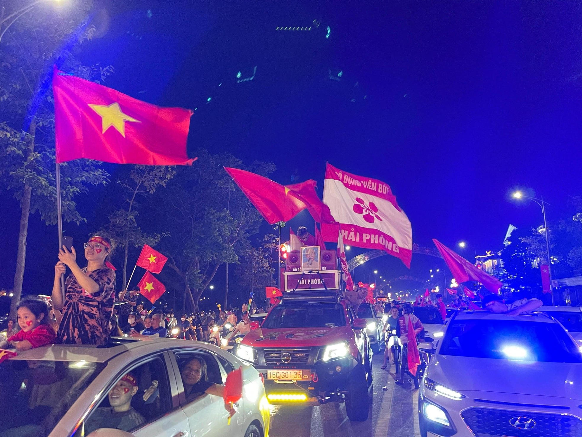 CĐV đi 'bão đêm' ăn mừng U23 Việt Nam vào chung kết SEA Games ảnh 8