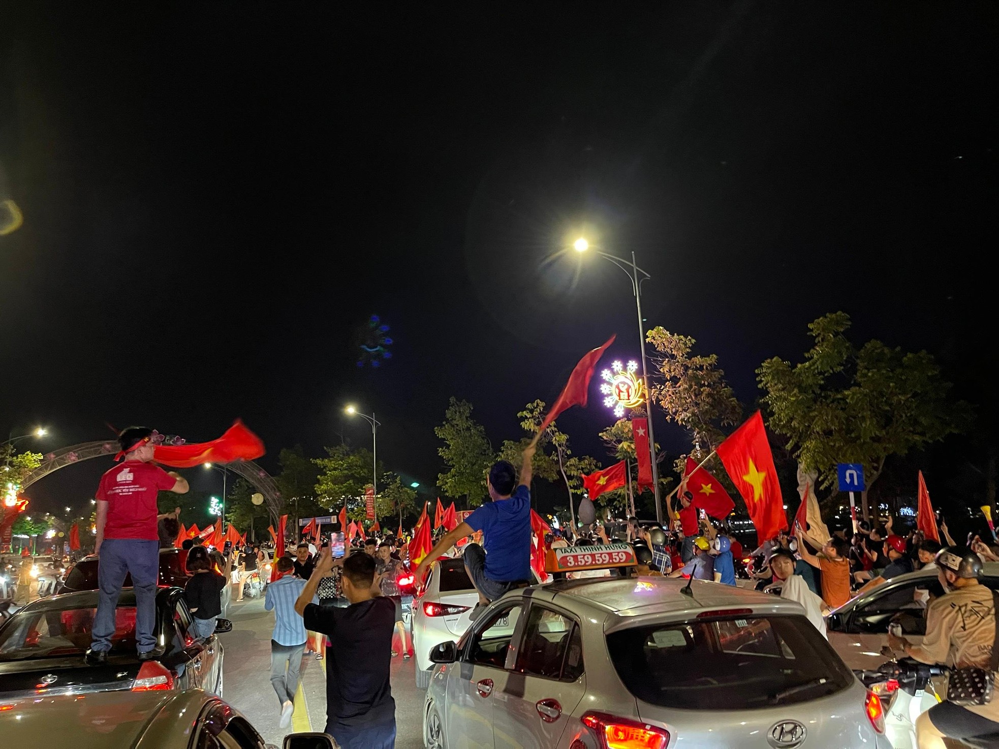 CĐV đi 'bão đêm' ăn mừng U23 Việt Nam vào chung kết SEA Games ảnh 3
