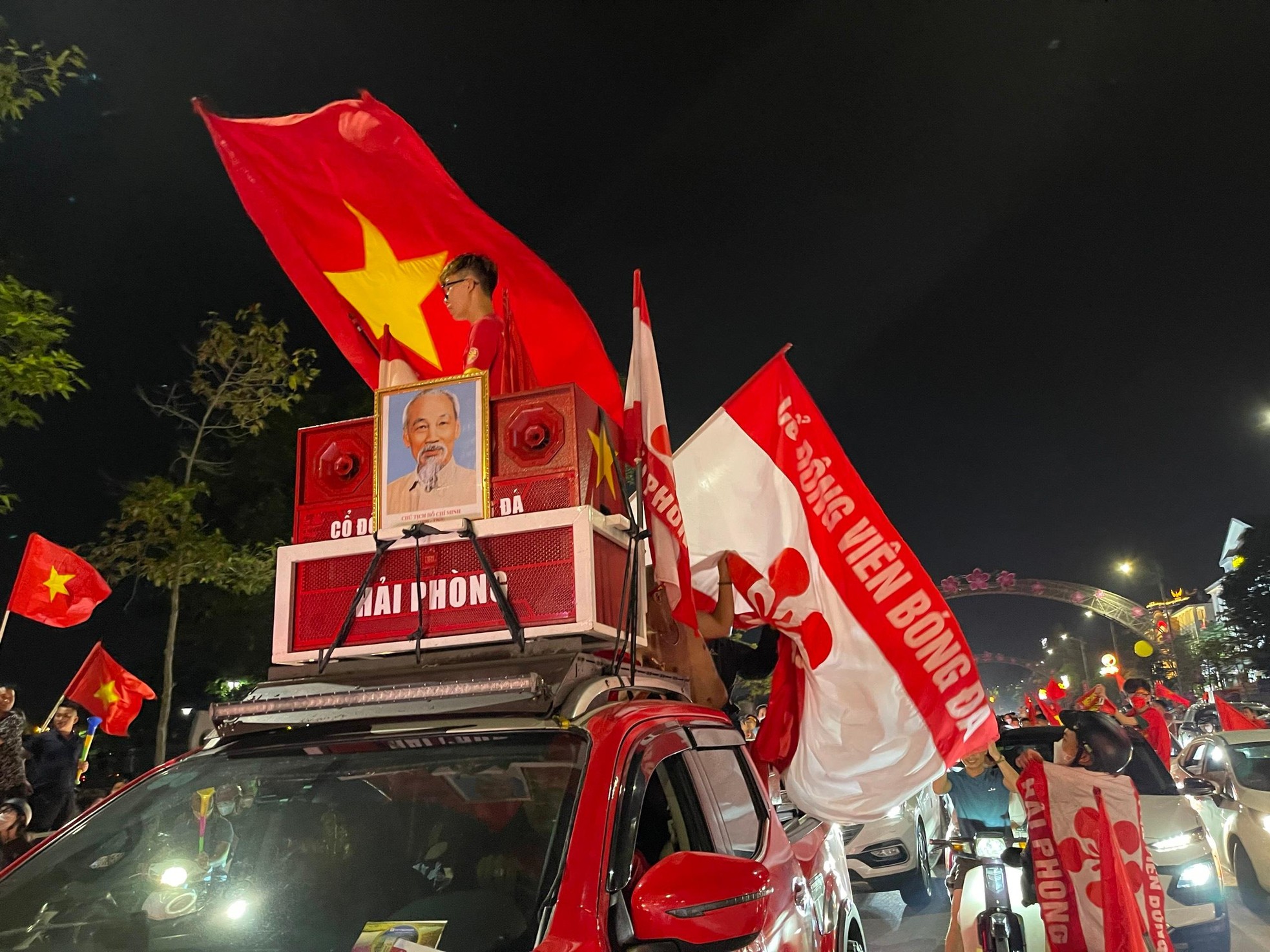 CĐV đi 'bão đêm' ăn mừng U23 Việt Nam vào chung kết SEA Games ảnh 9