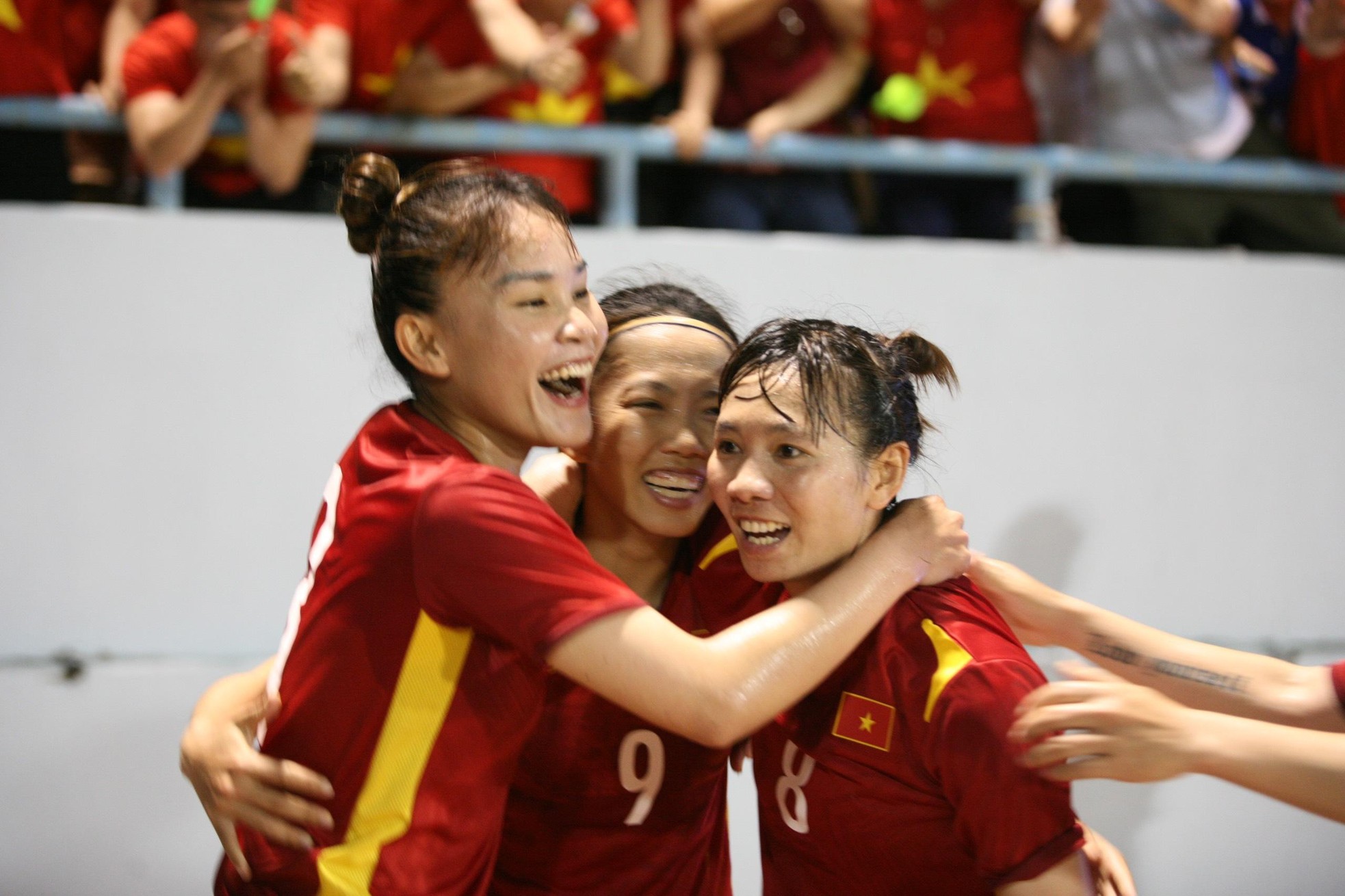 Vô địch SEA Games 31, đội tuyển nữ Việt Nam vỡ oà cảm xúc ảnh 1