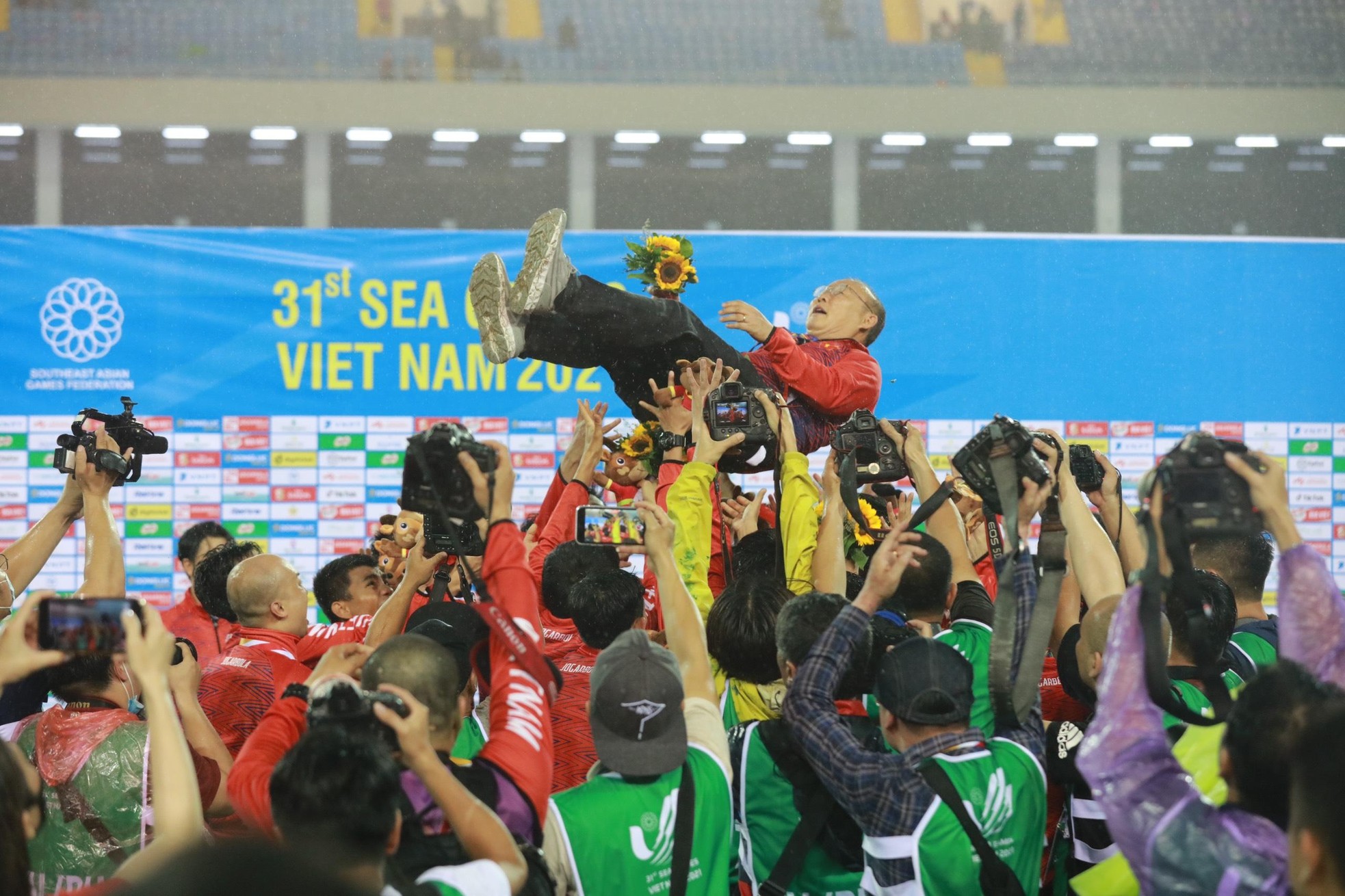 Beautiful moment: Vietnam U23 player publicizes coach Park Hang-seo's channel to celebrate the victory - Photo 6.