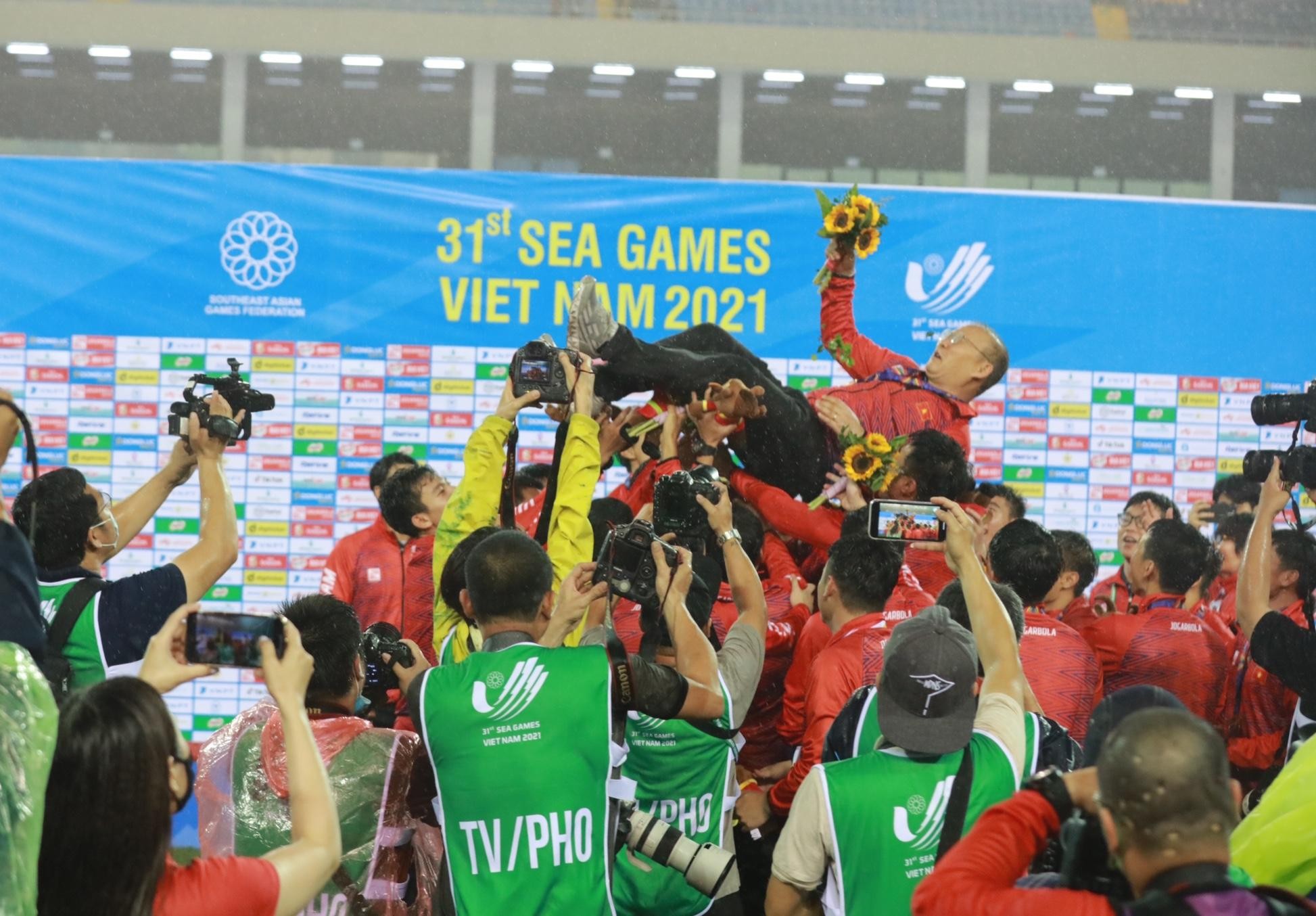 Beautiful moment: Vietnam U23 player publicizes coach Park Hang-seo to celebrate the victory - Photo 5.
