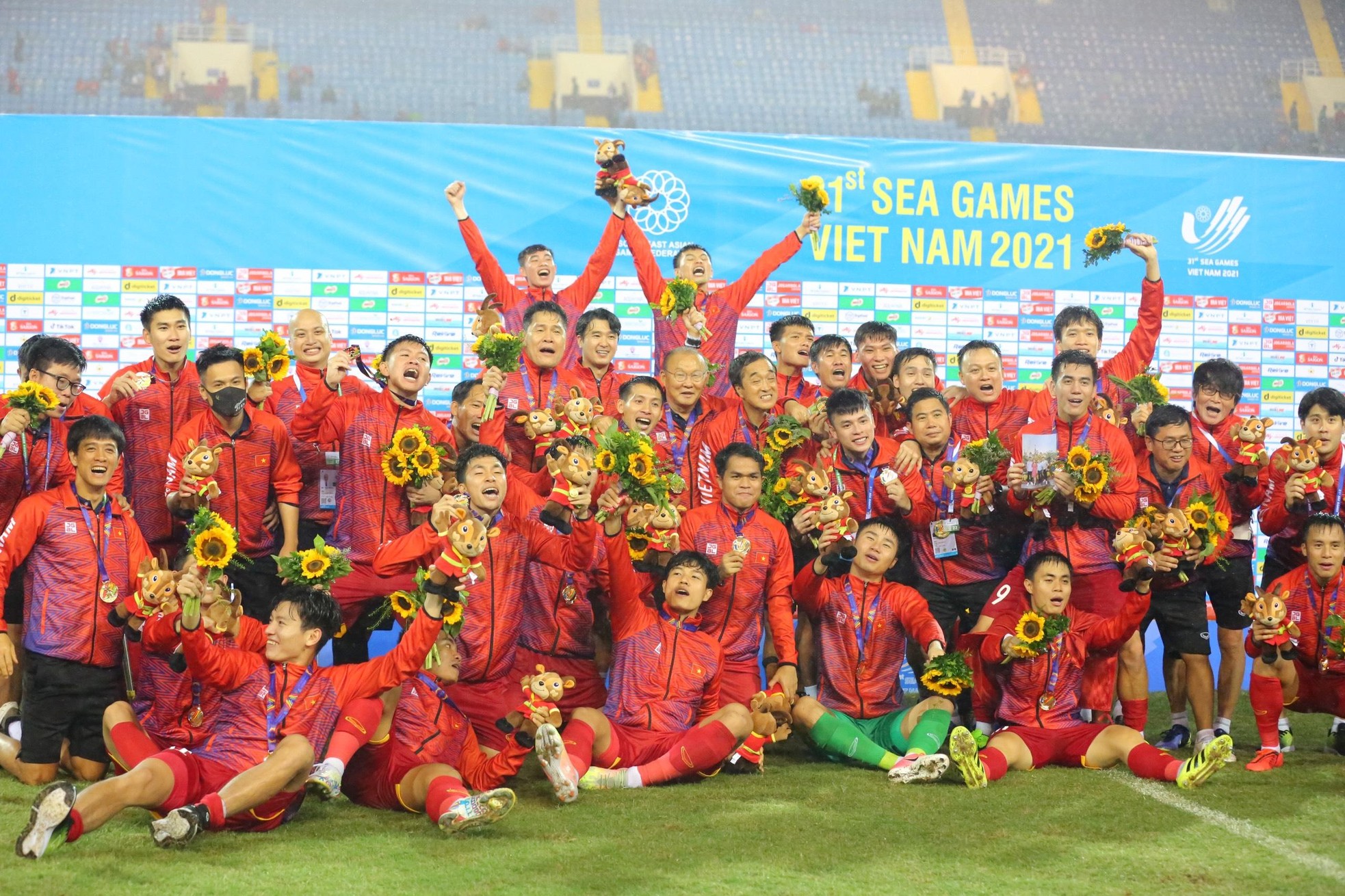 Khoảnh khắc tuyệt đẹp: tuyển thủ U23 Việt Nam công kênh HLV Park Hang-seo ăn mừng chiến thắng - Ảnh 10.