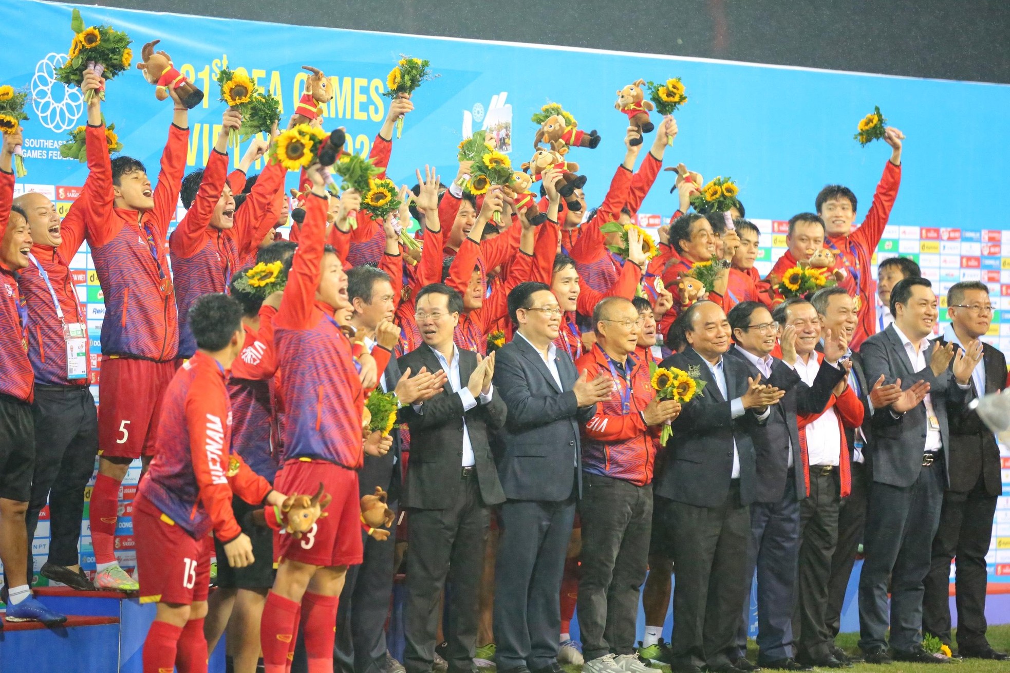 Beautiful moment: Vietnam U23 player publicizes coach Park Hang-seo to celebrate the victory - Photo 13.