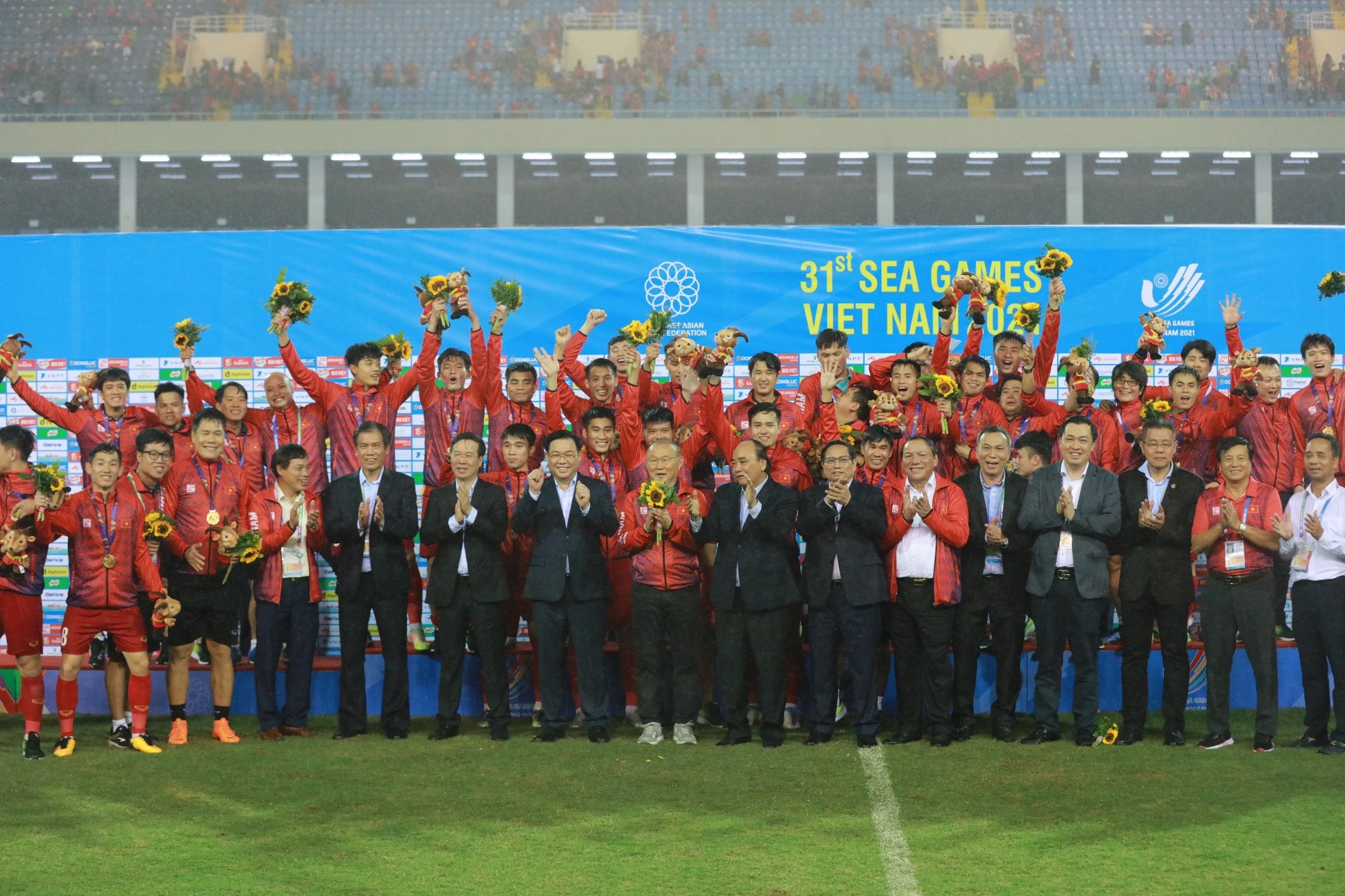 Khoảnh khắc tuyệt đẹp: tuyển thủ U23 Việt Nam 'công kênh' HLV Park Hang-seo ăn mừng chiến thắng ảnh 12