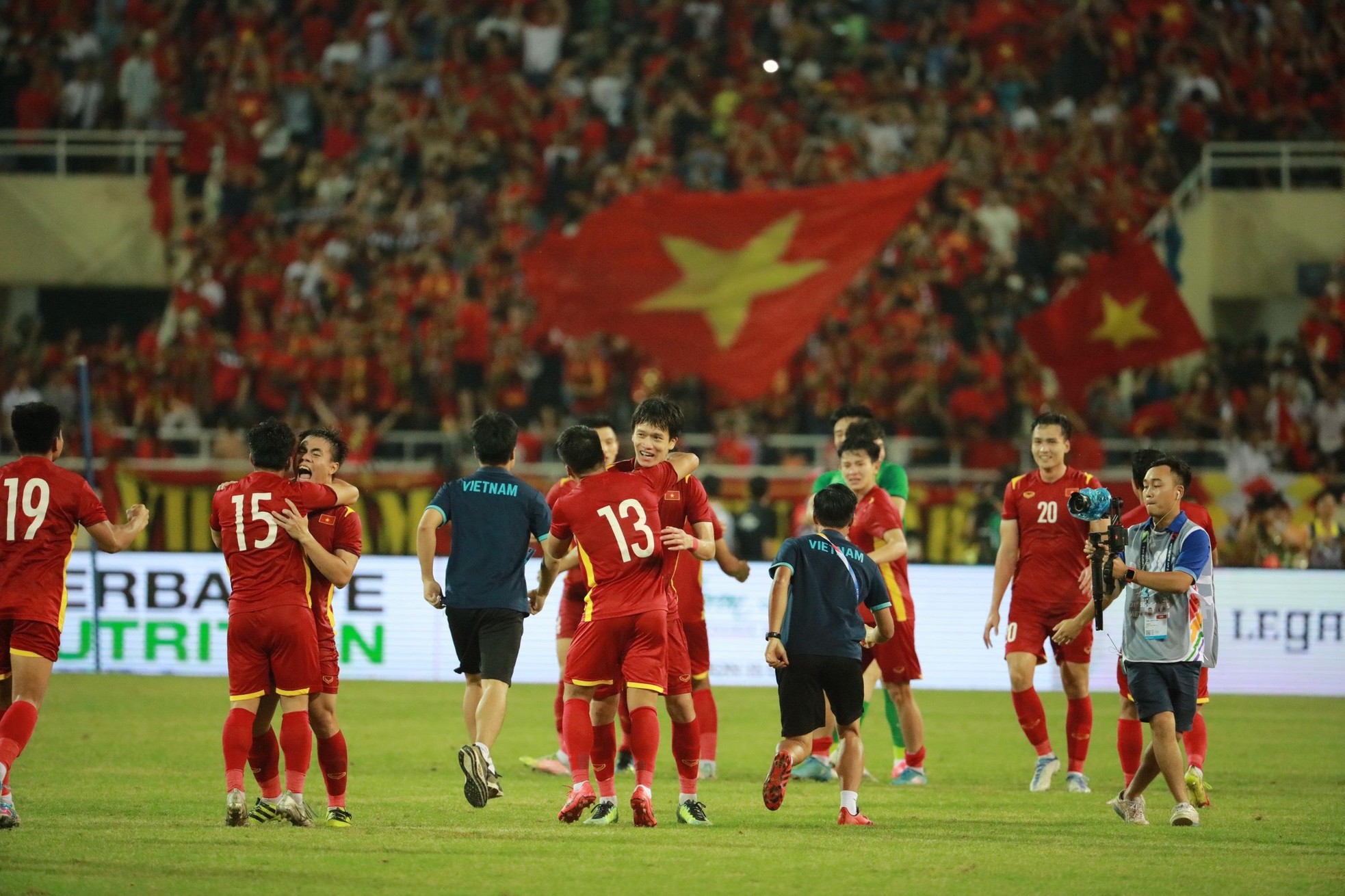 Beautiful moment: Vietnam U23 player publicizes coach Park Hang-seo to celebrate the victory - Photo 2.