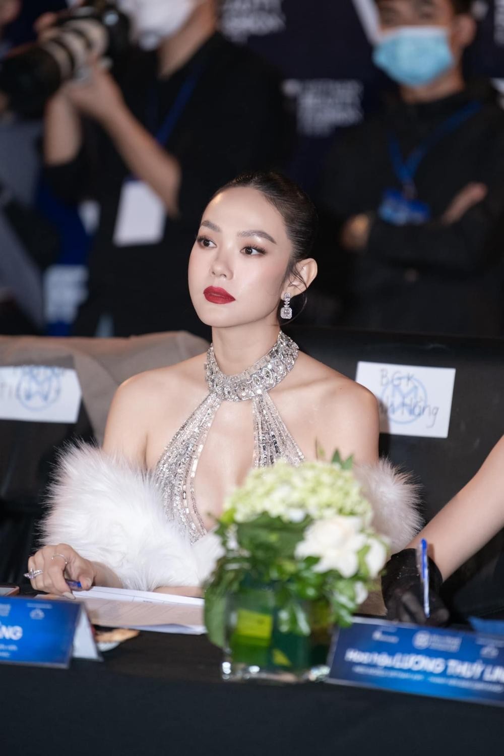 Hoa hậu Thùy Tiên, Đỗ Mỹ Linh và "cô dâu tháng 6" Minh Hằng không hẹn cùng diện mẫu đầm này ảnh 5