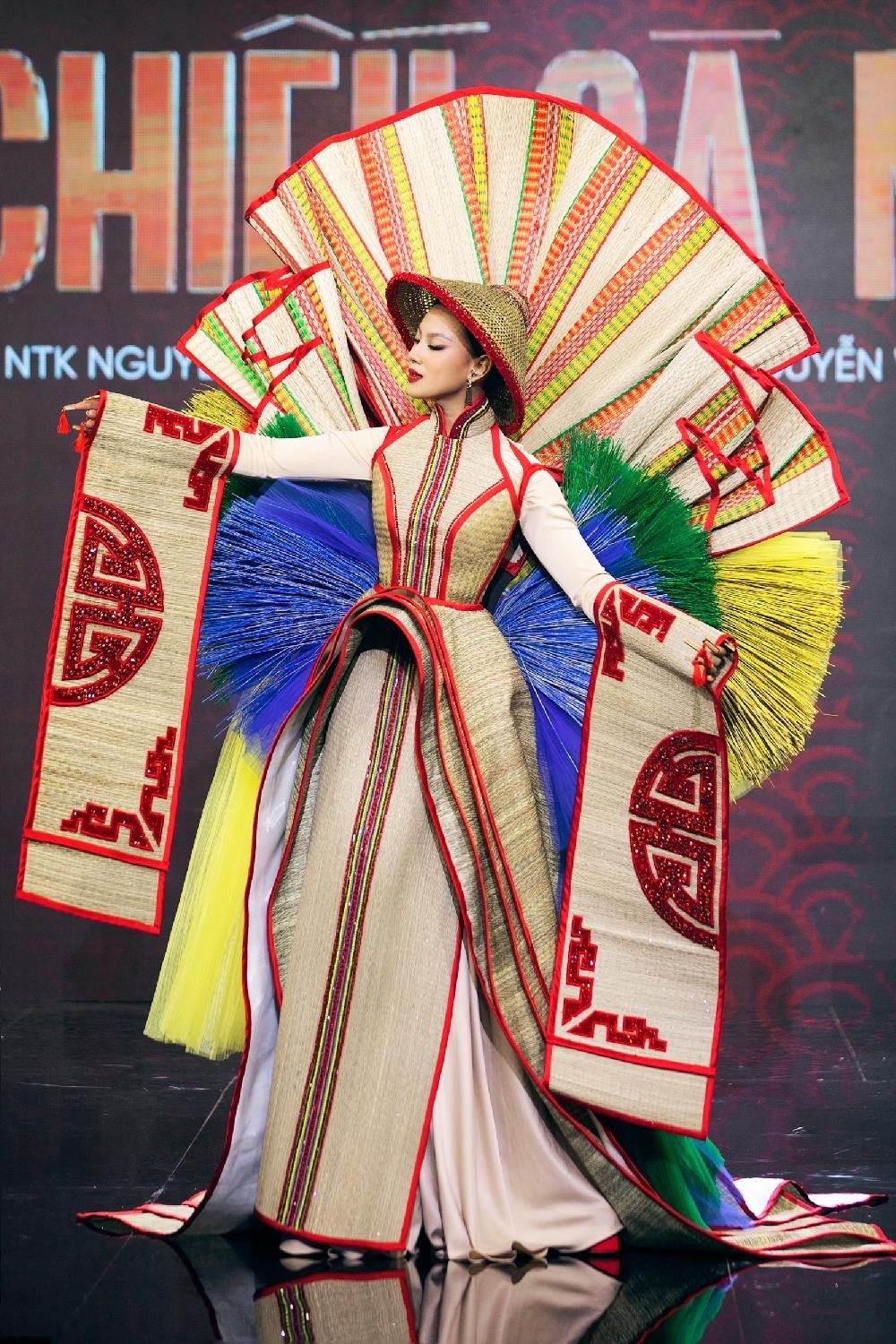 Thiết kế nào được chọn làm Trang phục Dân tộc cho tân Hoa hậu Hoàn vũ Việt Nam? ảnh 5