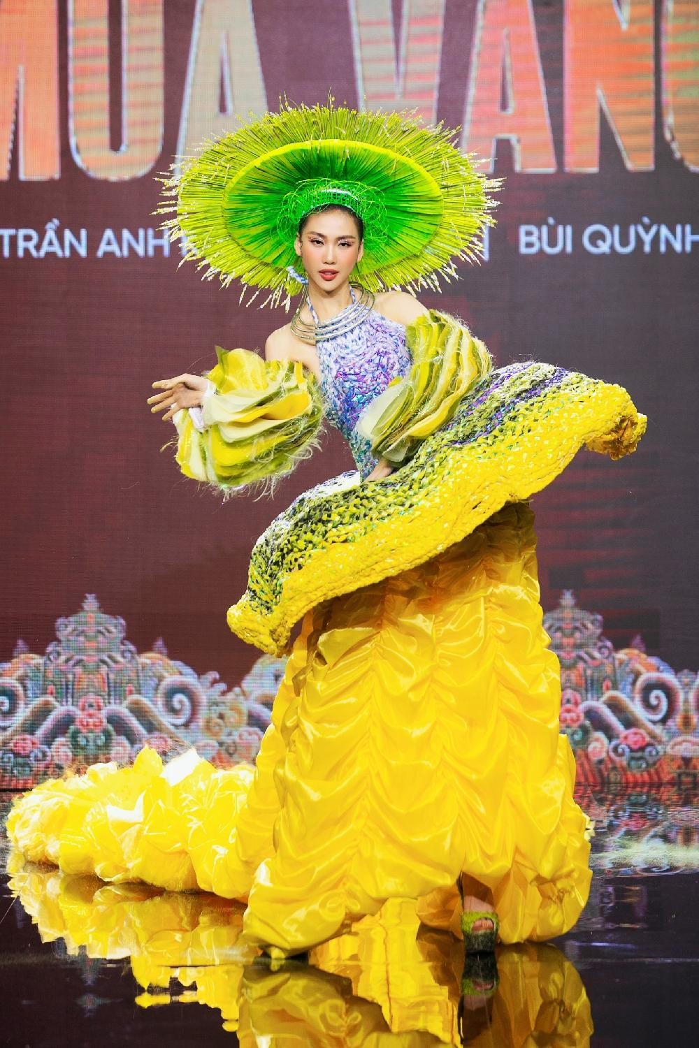 Thiết kế nào được chọn làm Trang phục Dân tộc cho tân Hoa hậu Hoàn vũ Việt Nam? ảnh 14