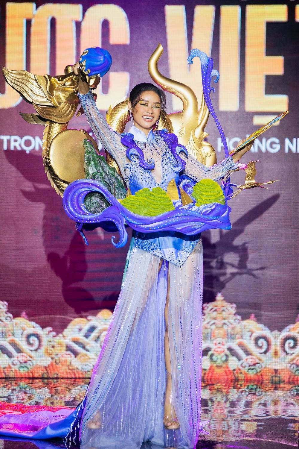 Thiết kế nào được chọn làm Trang phục Dân tộc cho tân Hoa hậu Hoàn vũ Việt Nam? ảnh 10