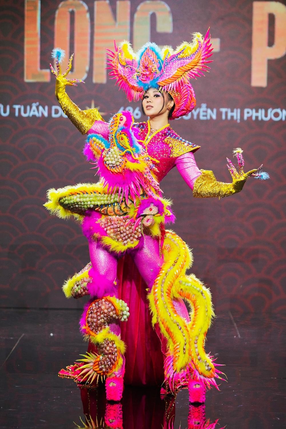 Thiết kế nào được chọn làm Trang phục Dân tộc cho tân Hoa hậu Hoàn vũ Việt Nam? ảnh 11