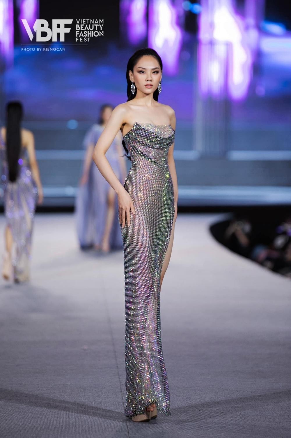 Hoa hậu Mai Phương cực khéo chọn đầm dạ hội, thiết kế nào cũng tôn dáng tuyệt đối ảnh 4