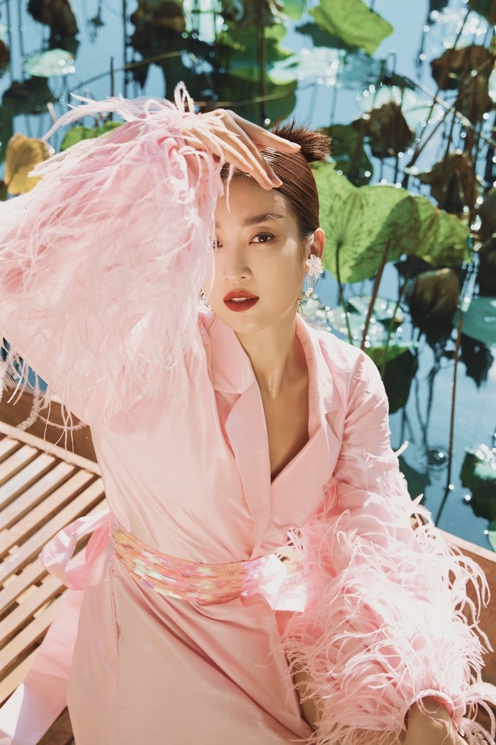 Hoa hậu Đỗ Mỹ Linh leo 500 bậc thang của Hang Múa để có bộ ảnh thời trang đẹp đắm say ảnh 5