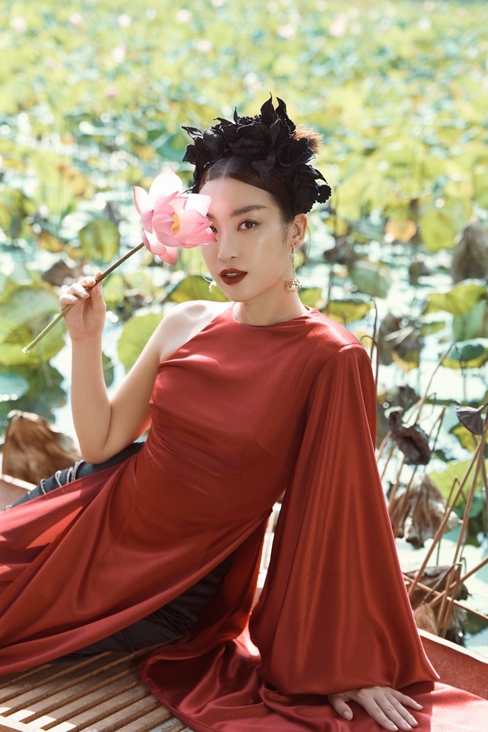 Hoa hậu Đỗ Mỹ Linh leo 500 bậc thang của Hang Múa để có bộ ảnh thời trang đẹp đắm say ảnh 8