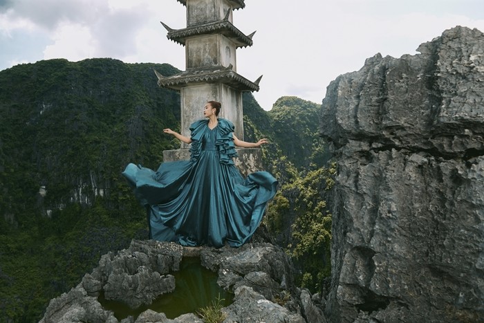 Hoa hậu Đỗ Mỹ Linh leo 500 bậc thang của Hang Múa để có bộ ảnh thời trang đẹp đắm say ảnh 1