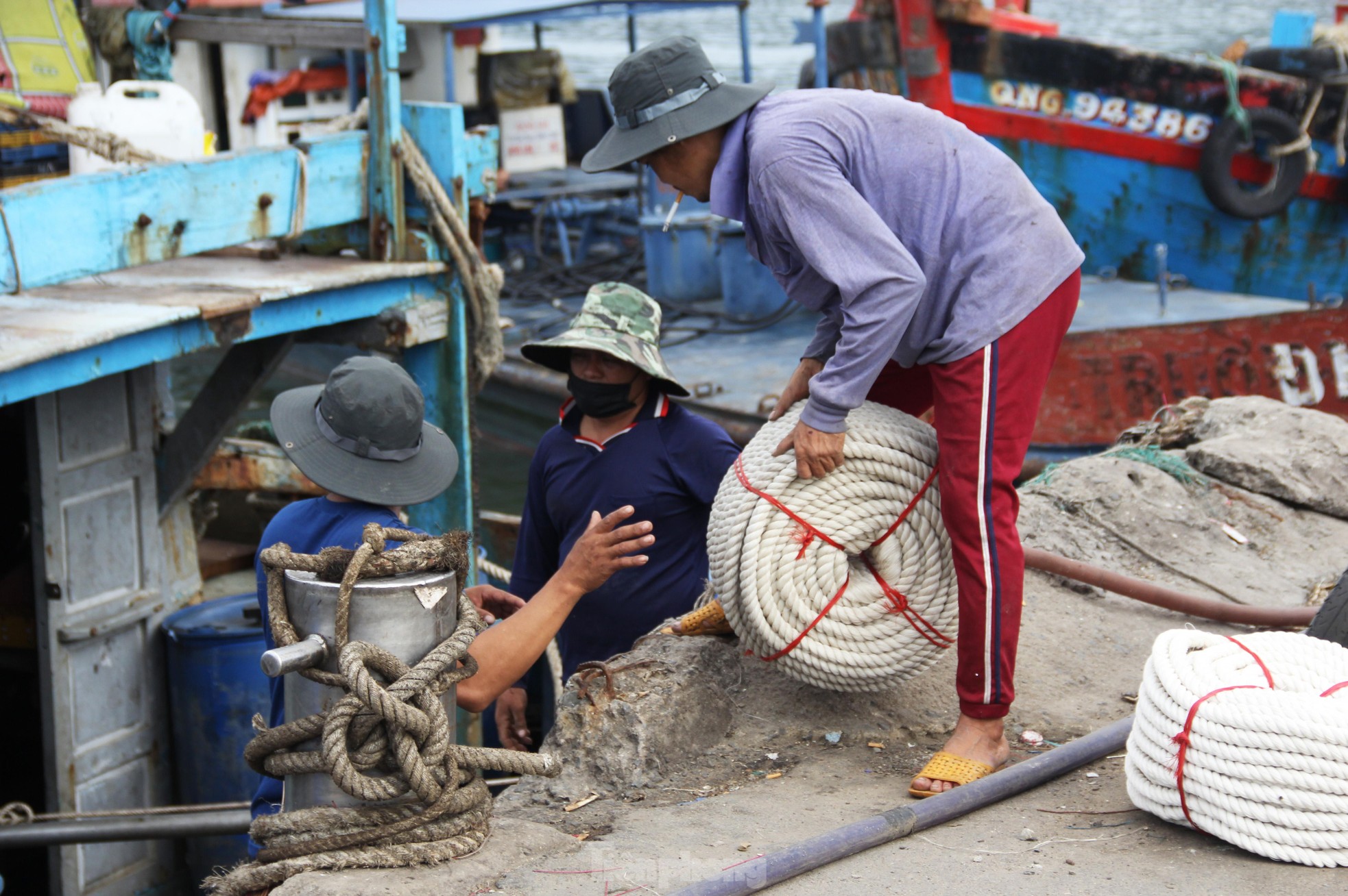 Sau tết, ngư dân miền Trung tất bật vươn khơi bám biển ảnh 7