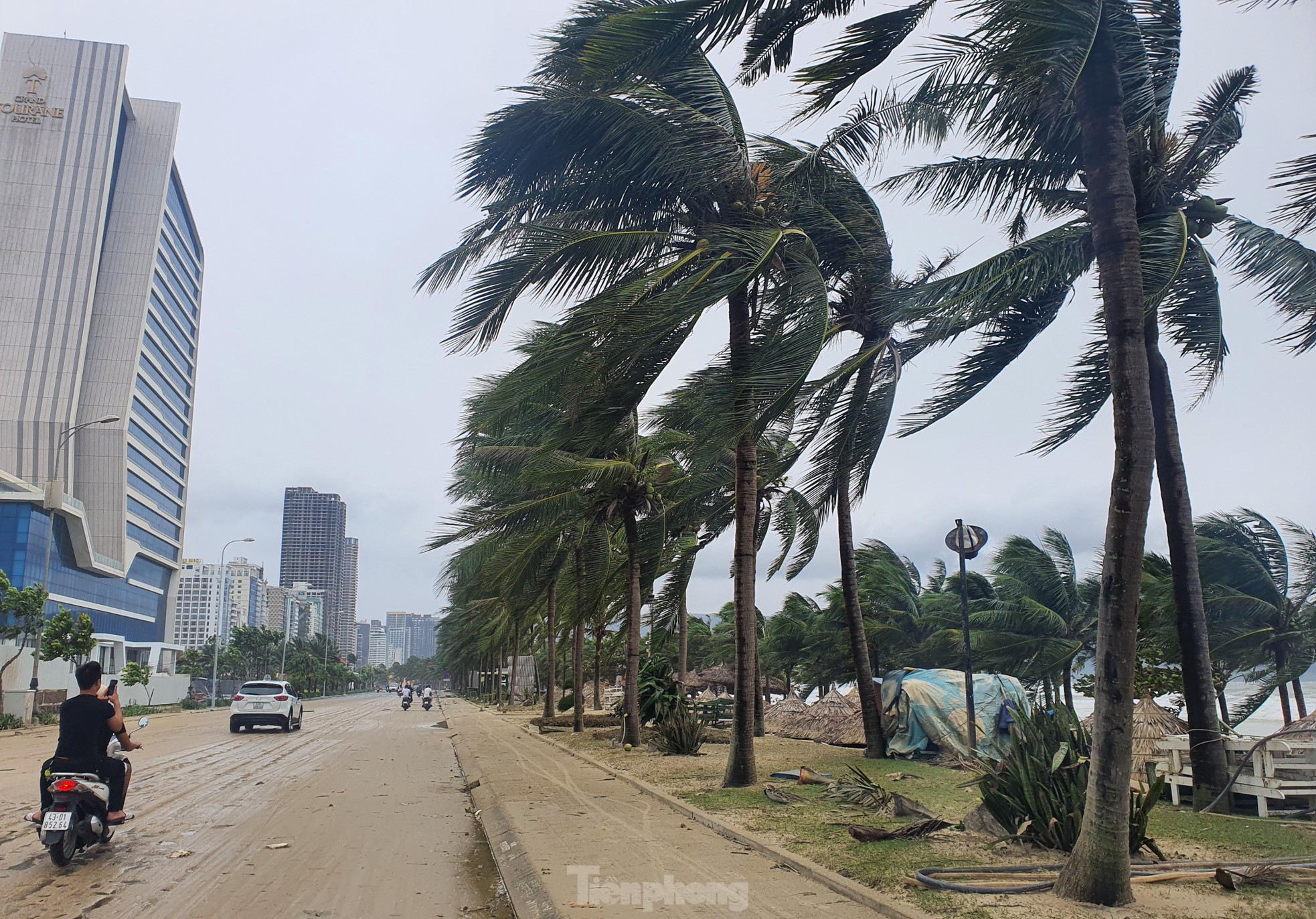 Sóng to gió lớn, nhiều người ở Đà Nẵng vẫn ra biển check in sau bão - Ảnh 3.