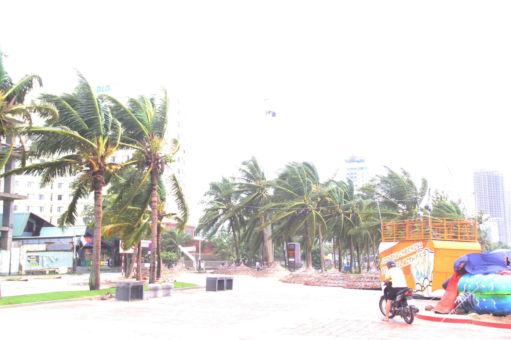 Sóng to gió lớn, nhiều người ở Đà Nẵng vẫn ra biển check in sau bão - Ảnh 6.