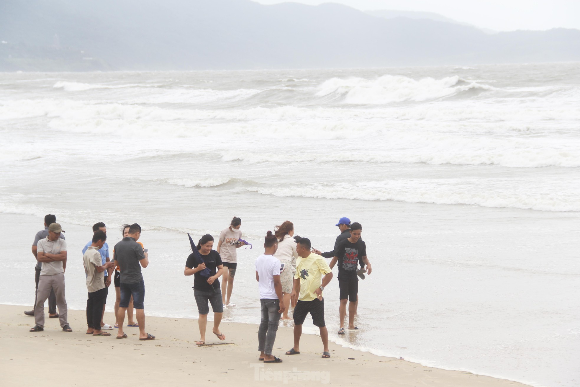 Sóng to gió lớn, nhiều người ở Đà Nẵng vẫn ra biển check in sau bão - Ảnh 9.