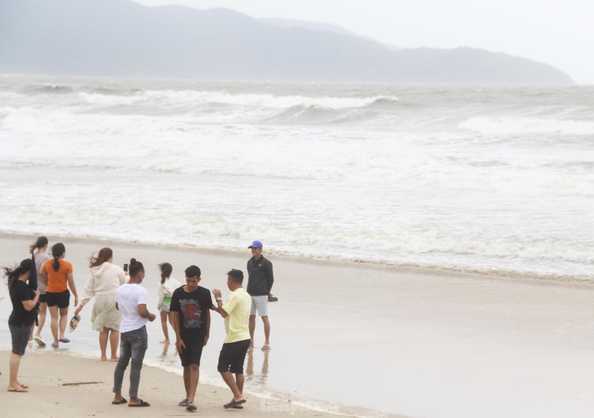 Sóng to gió lớn, nhiều người ở Đà Nẵng vẫn ra biển check in sau bão - Ảnh 5.
