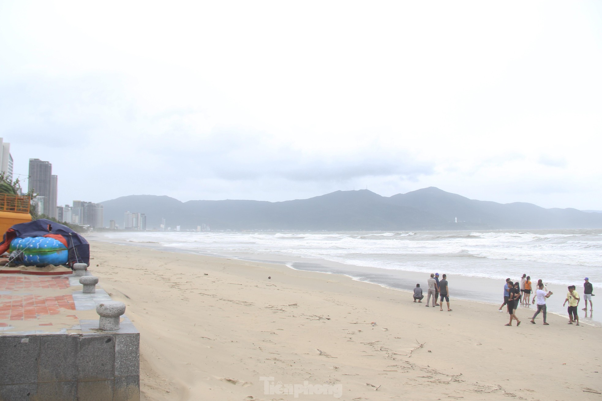 Sóng to gió lớn, nhiều người ở Đà Nẵng vẫn ra biển check in sau bão - Ảnh 4.