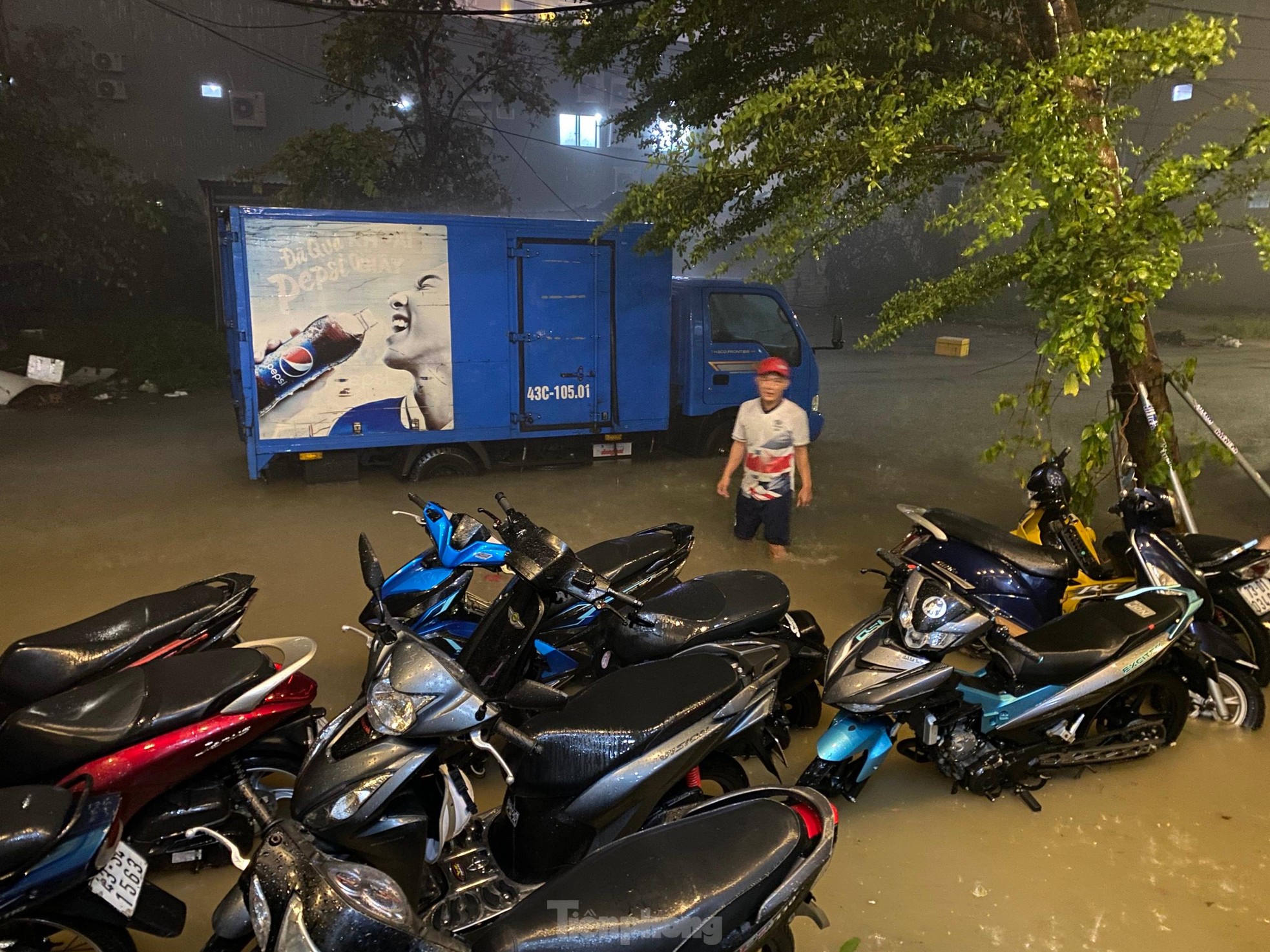 Mưa lớn kỉ lục, người dân Đà Nẵng hối hả kê đồ chạy lụt trong đêm ảnh 7