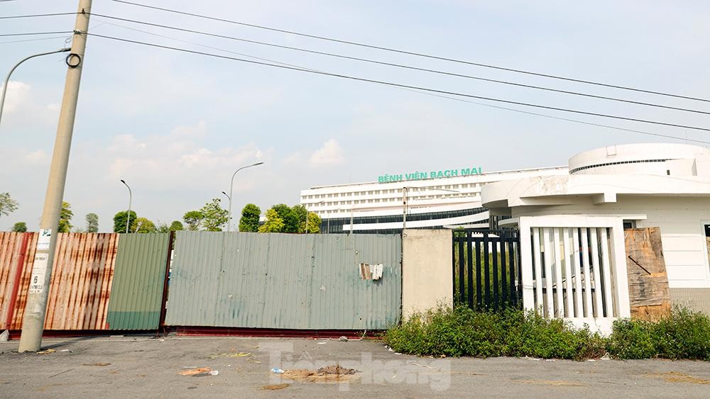 Cận cảnh bệnh viện Bạch Mai cơ sở 2 cổng đóng then cài hoang hoá nhanh chóng