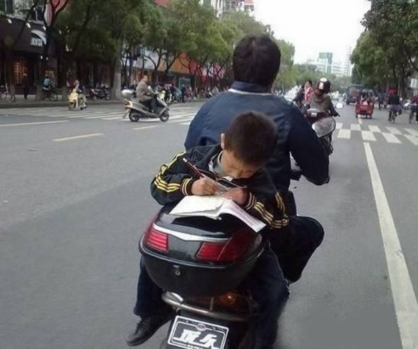 Muôn vàn kiểu học bài của học sinh ảnh 1