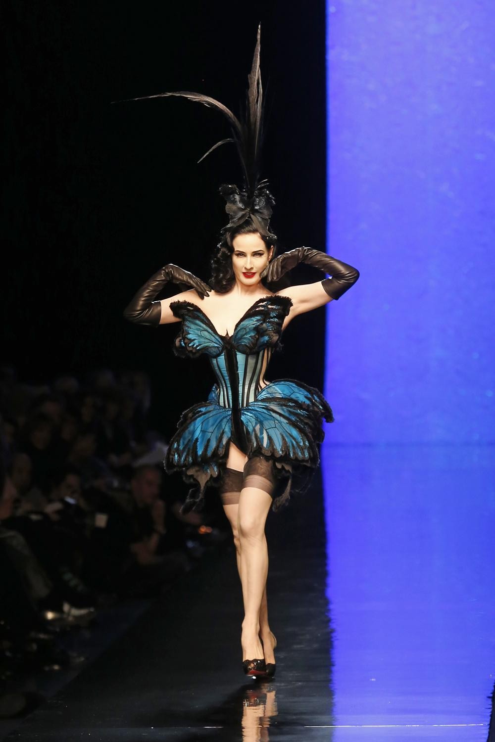 “Nữ hoàng thoát y” thiêu đốt sàn catwalk ảnh 1