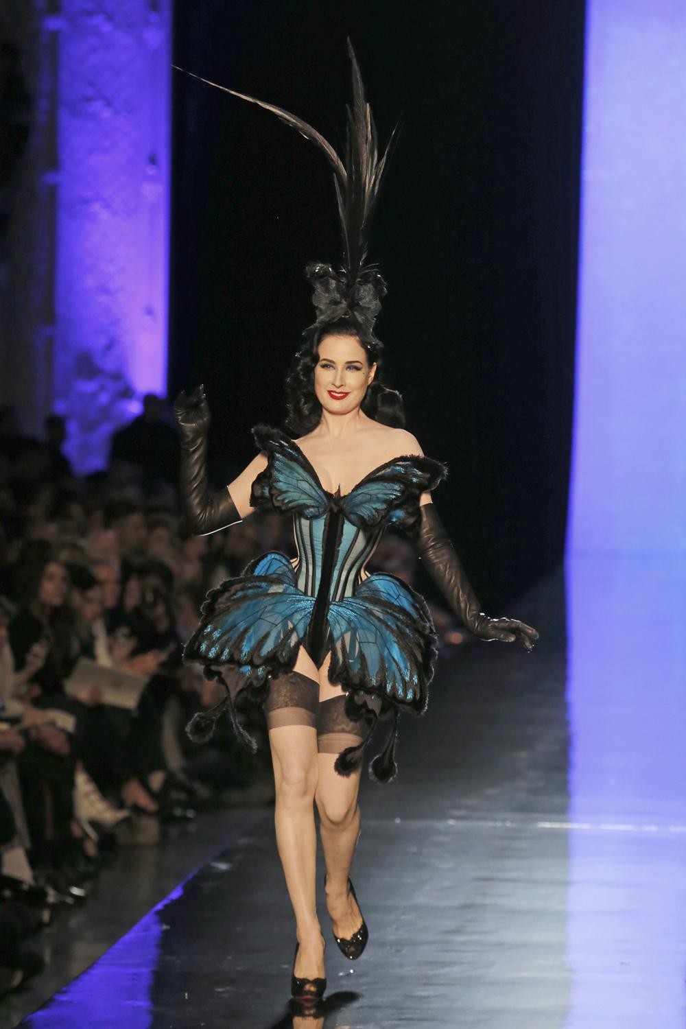 “Nữ hoàng thoát y” thiêu đốt sàn catwalk ảnh 2