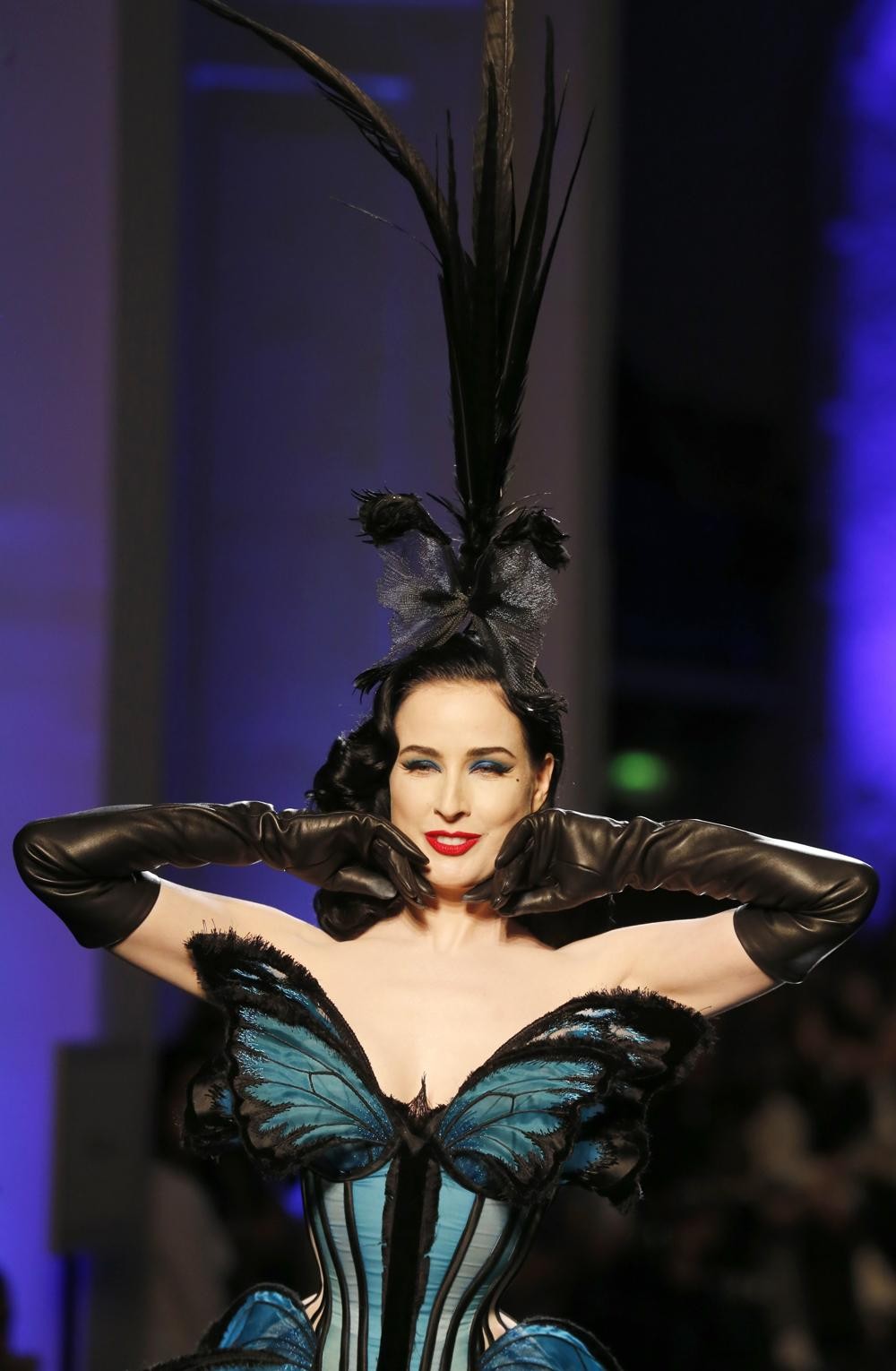 “Nữ hoàng thoát y” thiêu đốt sàn catwalk ảnh 3