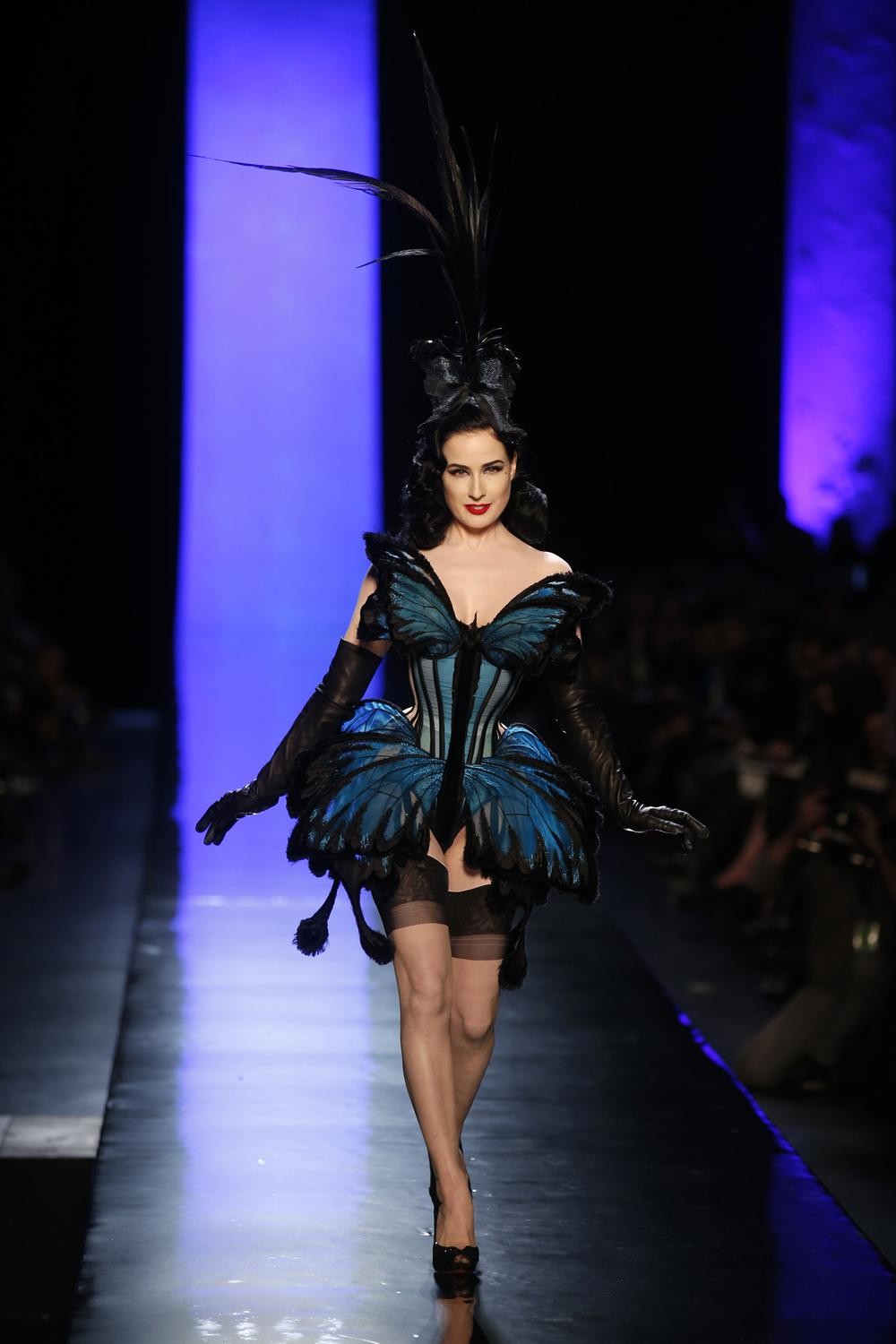 “Nữ hoàng thoát y” thiêu đốt sàn catwalk ảnh 4