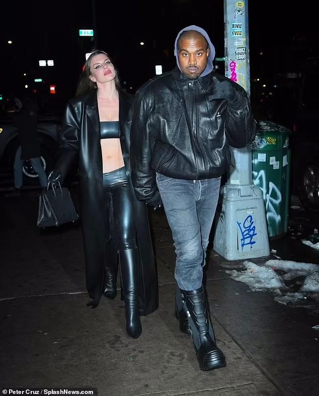 Julia Fox mặc áo bé xíu còn ‘quên’ nội y, ôm ấp Kanye West trong ngày sinh nhật ảnh 12