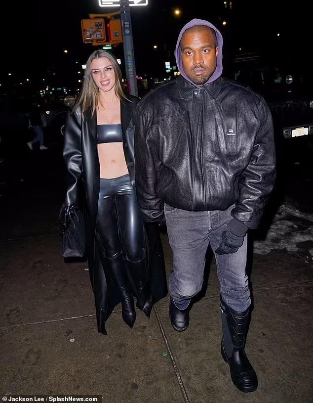 Julia Fox mặc áo bé xíu còn ‘quên’ nội y, ôm ấp Kanye West trong ngày sinh nhật ảnh 1