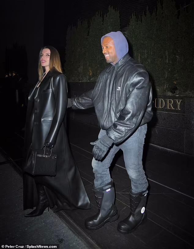 Julia Fox mặc áo bé xíu còn ‘quên’ nội y, ôm ấp Kanye West trong ngày sinh nhật ảnh 2
